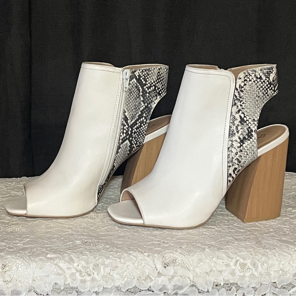Qupid Open Toe/Heel White/Snakeskin Size 10